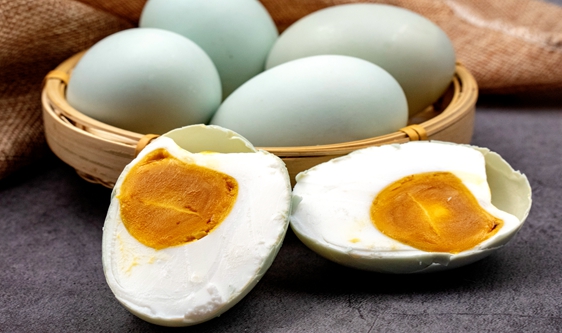 咸鸭蛋喜迎消费旺季 机械化腌制带来产能和品质提升